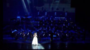 Dnipro, Ukrayna - 11 Şubat 2018: Symphonyic göstermek Dnipro Opera ve bale Tiyatrosu - üyeleri Şef Yuri Porohovnik yapılan.