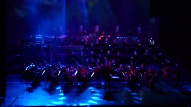 Dnipro, Ukrayna - 11 Şubat 2018: Symphonyic göstermek Dnipro Opera ve bale Tiyatrosu - üyeleri Şef Yuri Porohovnik yapılan.