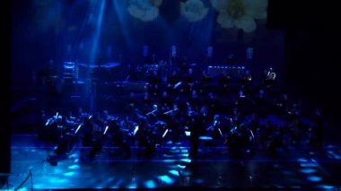 Dnipro, Ukrayna - 11 Şubat 2018: Symphonyic göstermek Dnipro Opera ve bale Tiyatrosu - üyeleri Şef Yuri Porohovnik yapılan.