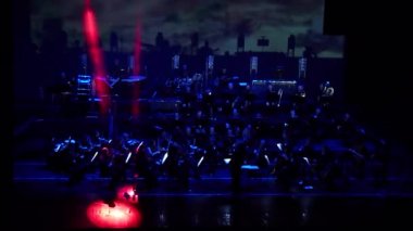 Dnipro, Ukrayna - 11 Şubat 2018: Symphonyic göstermek Dnipro Opera ve bale Tiyatrosu - üyeleri Şef Yuri Porohovnik yapılan.