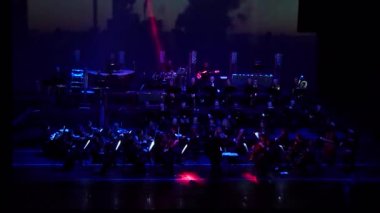 Dnipro, Ukrayna - 11 Şubat 2018: Symphonyic göstermek Dnipro Opera ve bale Tiyatrosu - üyeleri Şef Yuri Porohovnik yapılan.