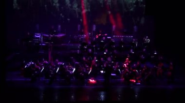 Dnipro, Ukrayna - 11 Şubat 2018: Symphonyic göstermek Dnipro Opera ve bale Tiyatrosu - üyeleri Şef Yuri Porohovnik yapılan.