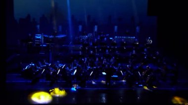 Dnipro, Ukrayna - 11 Şubat 2018: Symphonyic göstermek Dnipro Opera ve bale Tiyatrosu - üyeleri Şef Yuri Porohovnik yapılan.