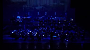Dnipro, Ukrayna - 11 Şubat 2018: Symphonyic göstermek Dnipro Opera ve bale Tiyatrosu - üyeleri Şef Yuri Porohovnik yapılan.