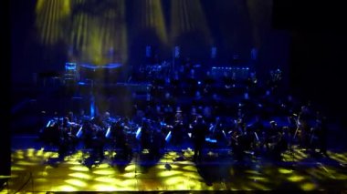 Dnipro, Ukrayna - 11 Şubat 2018: Symphonyic göstermek Dnipro Opera ve bale Tiyatrosu - üyeleri Şef Yuri Porohovnik yapılan.