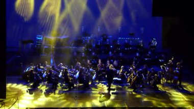 Dnipro, Ukrayna - 11 Şubat 2018: Symphonyic göstermek Dnipro Opera ve bale Tiyatrosu - üyeleri Şef Yuri Porohovnik yapılan.