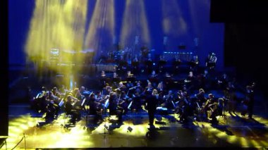 Dnipro, Ukrayna - 11 Şubat 2018: Symphonyic göstermek Dnipro Opera ve bale Tiyatrosu - üyeleri Şef Yuri Porohovnik yapılan.