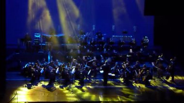 Dnipro, Ukrayna - 11 Şubat 2018: Symphonyic göstermek Dnipro Opera ve bale Tiyatrosu - üyeleri Şef Yuri Porohovnik yapılan.