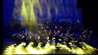 Dnipro, Ukrayna - 11 Şubat 2018: Symphonyic göstermek Dnipro Opera ve bale Tiyatrosu - üyeleri Şef Yuri Porohovnik yapılan.