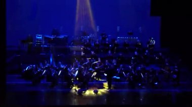 Dnipro, Ukrayna - 11 Şubat 2018: Symphonyic göstermek Dnipro Opera ve bale Tiyatrosu - üyeleri Şef Yuri Porohovnik yapılan.