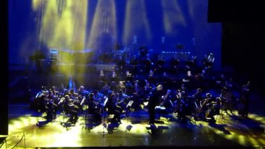 Dnipro, Ukrayna - 11 Şubat 2018: Symphonyic göstermek Dnipro Opera ve bale Tiyatrosu - üyeleri Şef Yuri Porohovnik yapılan.