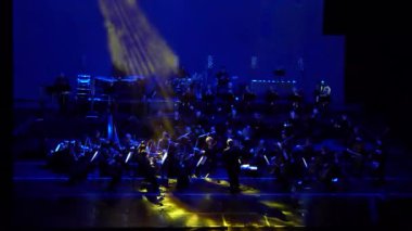 Dnipro, Ukrayna - 11 Şubat 2018: Symphonyic göstermek Dnipro Opera ve bale Tiyatrosu - üyeleri Şef Yuri Porohovnik yapılan.