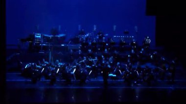 Dnipro, Ukrayna - 11 Şubat 2018: Symphonyic göstermek Dnipro Opera ve bale Tiyatrosu - üyeleri Şef Yuri Porohovnik yapılan.
