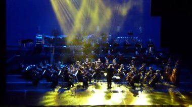 Dnipro, Ukrayna - 11 Şubat 2018: Symphonyic göstermek Dnipro Opera ve bale Tiyatrosu - üyeleri Şef Yuri Porohovnik yapılan.