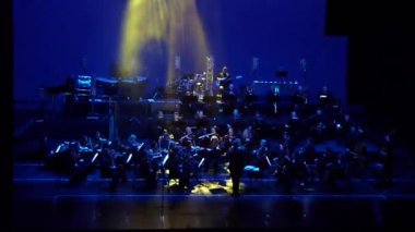 Dnipro, Ukrayna - 11 Şubat 2018: Symphonyic göstermek Dnipro Opera ve bale Tiyatrosu - üyeleri Şef Yuri Porohovnik yapılan.