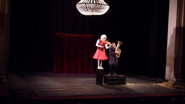 Dnipro 乌克兰 2018年4月15日 Rois 流浪公司成员在国家戏剧和喜剧剧院表演的两名小丑音乐会 — 图库视频影像