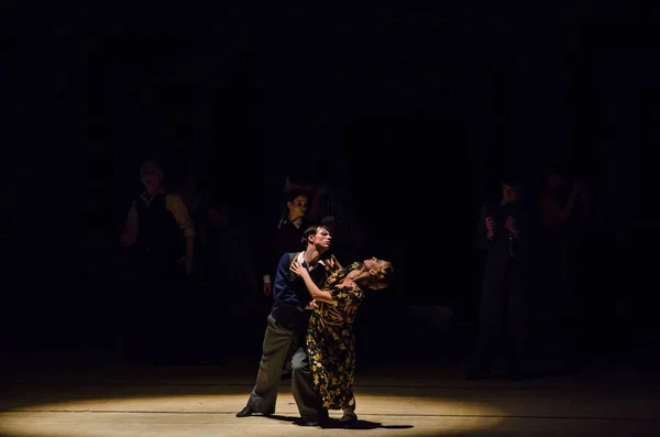 Современный балет "Танго в июне" — стоковое фото