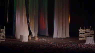 Dnipro, Ukrayna - 24 Ekim 2019: Devlet Tiyatrosu ve Komedi Tiyatrosu üyeleri tarafından seslendirilen orman şarkısı.