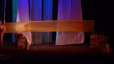 Dnipro, Ukrayna - 24 Ekim 2019: Devlet Tiyatrosu ve Komedi Tiyatrosu üyeleri tarafından seslendirilen orman şarkısı.