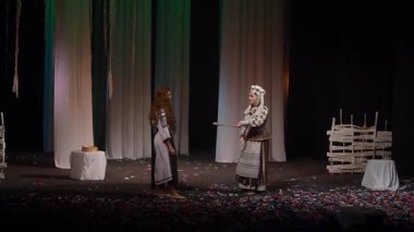 Dnipro, Ukrayna - 24 Ekim 2019: Devlet Tiyatrosu ve Komedi Tiyatrosu üyeleri tarafından seslendirilen orman şarkısı.