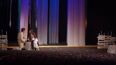 Dnipro, Ukrayna - 24 Ekim 2019: Devlet Tiyatrosu ve Komedi Tiyatrosu üyeleri tarafından seslendirilen orman şarkısı.