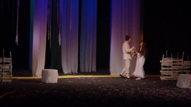 Dnipro, Ukrayna - 24 Ekim 2019: Devlet Tiyatrosu ve Komedi Tiyatrosu üyeleri tarafından seslendirilen orman şarkısı.