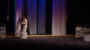 Dnipro, Ukrayna - 24 Ekim 2019: Devlet Tiyatrosu ve Komedi Tiyatrosu üyeleri tarafından seslendirilen orman şarkısı.