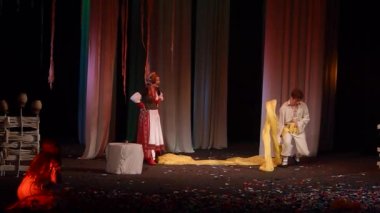 Dnipro, Ukrayna - 24 Ekim 2019: Devlet Tiyatrosu ve Komedi Tiyatrosu üyeleri tarafından seslendirilen orman şarkısı.