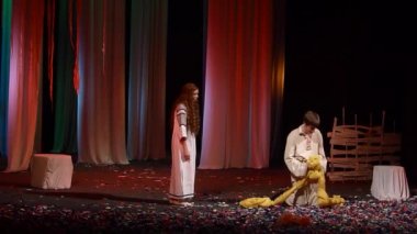 Dnipro, Ukrayna - 24 Ekim 2019: Devlet Tiyatrosu ve Komedi Tiyatrosu üyeleri tarafından seslendirilen orman şarkısı.