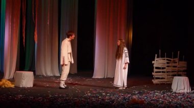 Dnipro, Ukrayna - 24 Ekim 2019: Devlet Tiyatrosu ve Komedi Tiyatrosu üyeleri tarafından seslendirilen orman şarkısı.