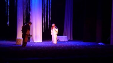 Dnipro, Ukrayna - 24 Ekim 2019: Devlet Tiyatrosu ve Komedi Tiyatrosu üyeleri tarafından seslendirilen orman şarkısı.