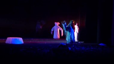 Dnipro, Ukrayna - 24 Ekim 2019: Devlet Tiyatrosu ve Komedi Tiyatrosu üyeleri tarafından seslendirilen orman şarkısı.