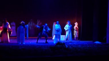 Dnipro, Ukrayna - 24 Ekim 2019: Devlet Tiyatrosu ve Komedi Tiyatrosu üyeleri tarafından seslendirilen orman şarkısı.