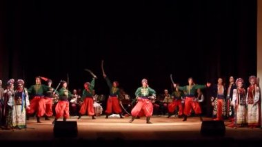 Dnipro, Ukrayna - 5 Aralık 2019: Folklor Topluluğu Slavutych üyeleri tarafından gerçekleştirilen Ukrayna halkının ulusal gelenekleri, gelenekleri ve törenleri.