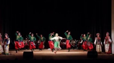 Dnipro, Ukrayna - 5 Aralık 2019: Folklor Topluluğu Slavutych üyeleri tarafından gerçekleştirilen Ukrayna halkının ulusal gelenekleri, gelenekleri ve törenleri.