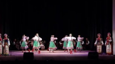 Dnipro, Ukrayna - 5 Aralık 2019: Folklor Topluluğu Slavutych üyeleri tarafından gerçekleştirilen Ukrayna halkının ulusal gelenekleri, gelenekleri ve törenleri.