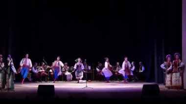 Dnipro, Ukrayna - 5 Aralık 2019: Folklor Topluluğu Slavutych üyeleri tarafından gerçekleştirilen Ukrayna halkının ulusal gelenekleri, gelenekleri ve törenleri.