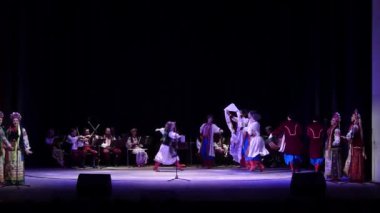 Dnipro, Ukrayna - 5 Aralık 2019: Folklor Topluluğu Slavutych üyeleri tarafından gerçekleştirilen Ukrayna halkının ulusal gelenekleri, gelenekleri ve törenleri.