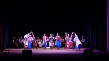 Dnipro, Ukrayna - 5 Aralık 2019: Folklor Topluluğu Slavutych üyeleri tarafından gerçekleştirilen Ukrayna halkının ulusal gelenekleri, gelenekleri ve törenleri.