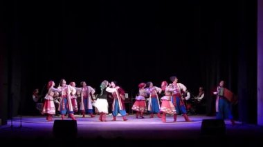 Dnipro, Ukrayna - 5 Aralık 2019: Folklor Topluluğu Slavutych üyeleri tarafından gerçekleştirilen Ukrayna halkının ulusal gelenekleri, gelenekleri ve törenleri.