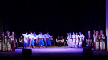 Dnipro, Ukrayna - 5 Aralık 2019: Folklor Topluluğu Slavutych üyeleri tarafından gerçekleştirilen Ukrayna halkının ulusal gelenekleri, gelenekleri ve törenleri.