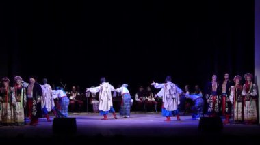 Dnipro, Ukrayna - 5 Aralık 2019: Folklor Topluluğu Slavutych üyeleri tarafından gerçekleştirilen Ukrayna halkının ulusal gelenekleri, gelenekleri ve törenleri.