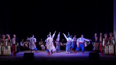 Dnipro, Ukrayna - 5 Aralık 2019: Folklor Topluluğu Slavutych üyeleri tarafından gerçekleştirilen Ukrayna halkının ulusal gelenekleri, gelenekleri ve törenleri.
