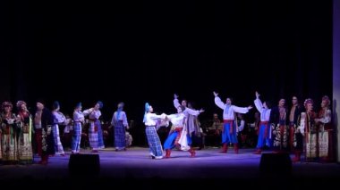 Dnipro, Ukrayna - 5 Aralık 2019: Folklor Topluluğu Slavutych üyeleri tarafından gerçekleştirilen Ukrayna halkının ulusal gelenekleri, gelenekleri ve törenleri.