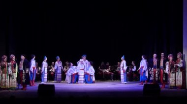 Dnipro, Ukrayna - 5 Aralık 2019: Folklor Topluluğu Slavutych üyeleri tarafından gerçekleştirilen Ukrayna halkının ulusal gelenekleri, gelenekleri ve törenleri.