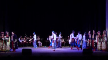 Dnipro, Ukrayna - 5 Aralık 2019: Folklor Topluluğu Slavutych üyeleri tarafından gerçekleştirilen Ukrayna halkının ulusal gelenekleri, gelenekleri ve törenleri.