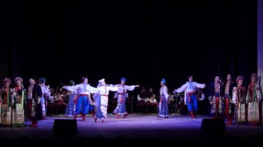 Dnipro, Ukrayna - 5 Aralık 2019: Folklor Topluluğu Slavutych üyeleri tarafından gerçekleştirilen Ukrayna halkının ulusal gelenekleri, gelenekleri ve törenleri.