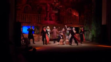 Dnipro, Ukrayna - 30 Kasım 2019: Dnipro State Drama ve Komedi Tiyatrosu üyeleri tarafından sahnelenen Komedi Hanuma.