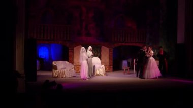 Dnipro, Ukrayna - 30 Kasım 2019: Dnipro State Drama ve Komedi Tiyatrosu üyeleri tarafından sahnelenen Komedi Hanuma.