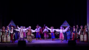 Dnipro, Ukrayna - 5 Aralık 2019: Folklor Topluluğu Slavutych üyeleri tarafından gerçekleştirilen Ukrayna halkının ulusal gelenekleri, gelenekleri ve törenleri.